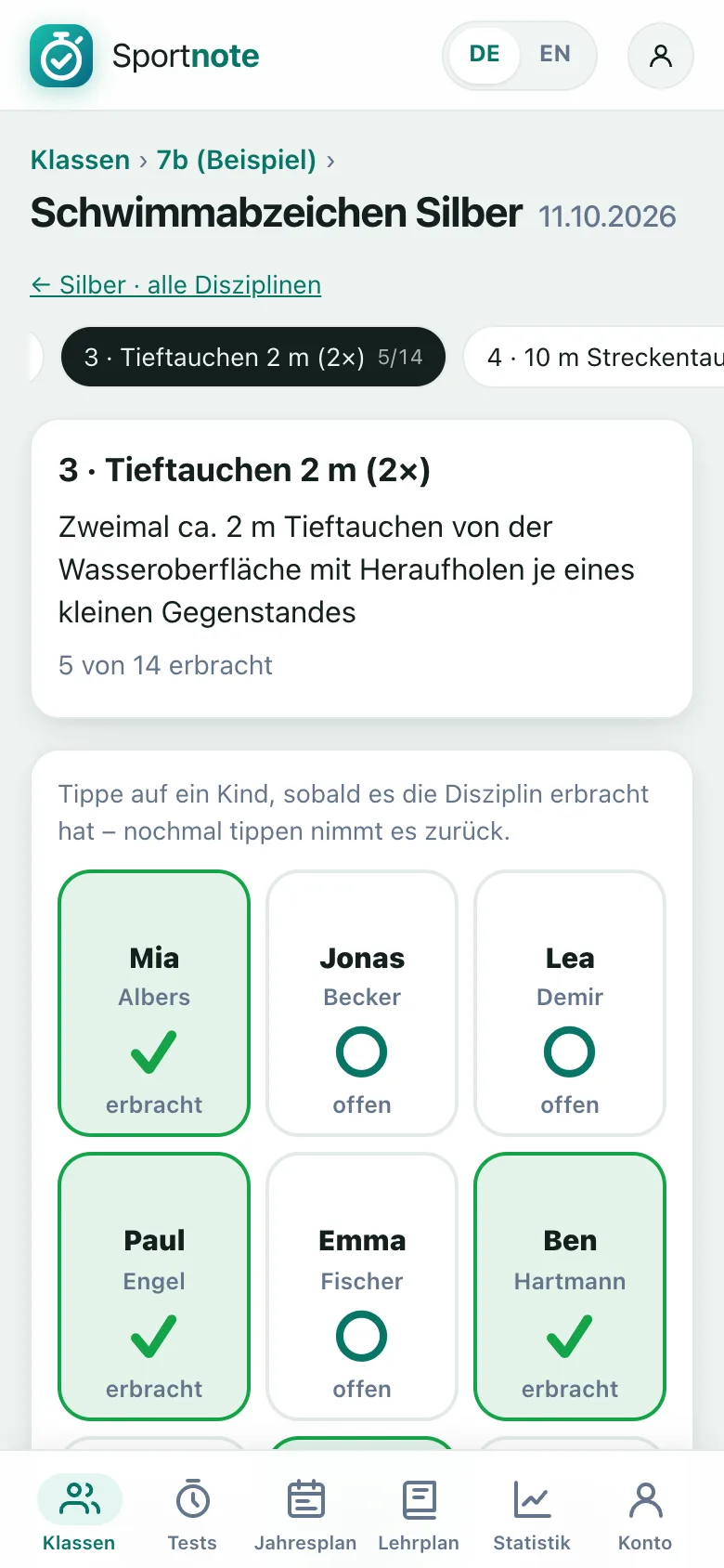 Sportnote auf dem Handy: die Disziplin Tieftauchen 2 m für Silber mit einer Kachel pro Kind, fünf von vierzehn haben sie erbracht