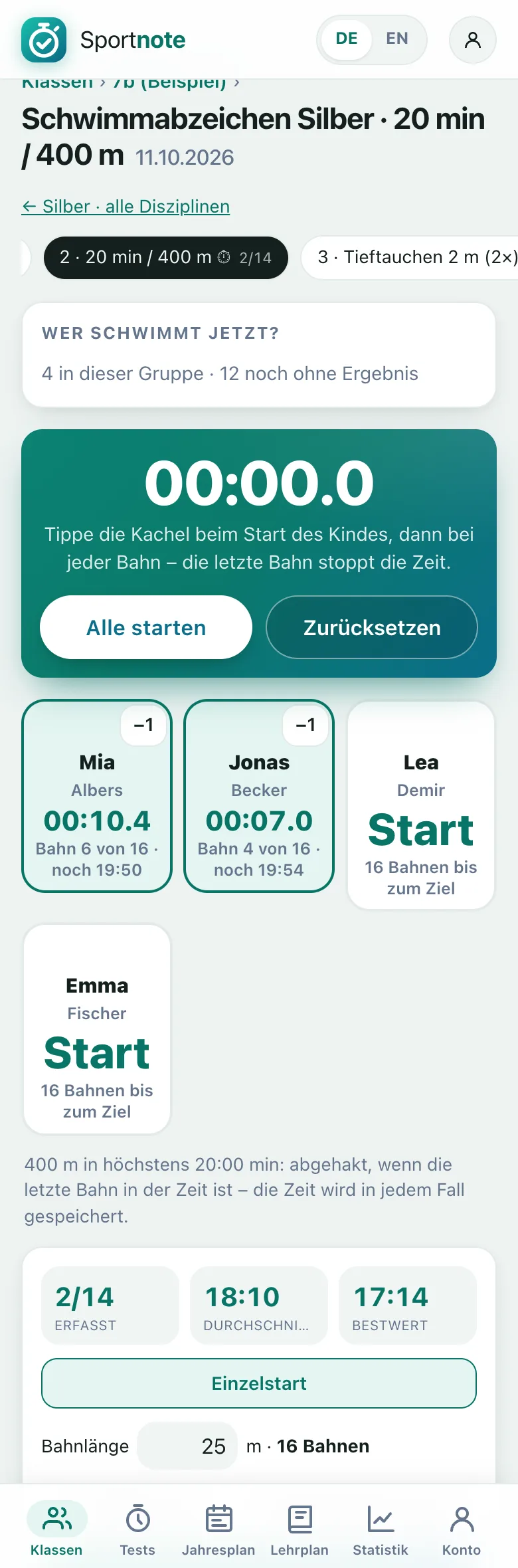 Sportnote auf dem Handy: 400 m für Silber, zwei Kinder schwimmen mit eigener Uhr, Bahn 6 und Bahn 4 von 16, zwei warten auf ihren Start